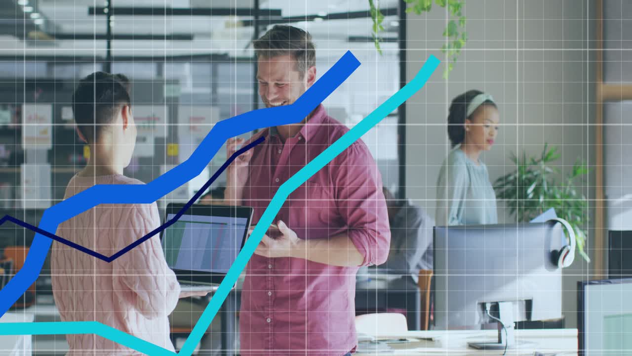 Animazione di grafici blu che si muovono su diversi colleghi e colleghe che discutono in ufficio.