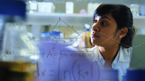 animación de ecuaciones matemáticas y cadena de adn sobre una científica biracial en el laboratorio