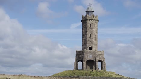 una vista de la torre darwen en lancashire en un día ventoso