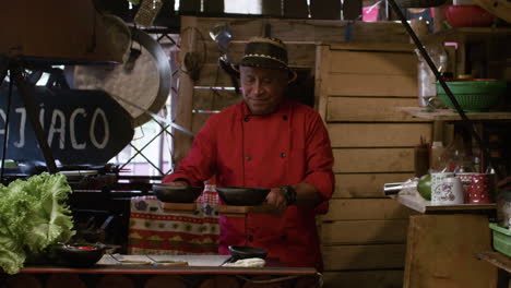 hombre trabajando en la cocina