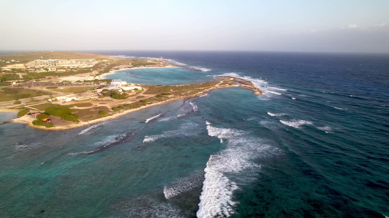 corriente oceánica en la playa de bebé aérea en aruba