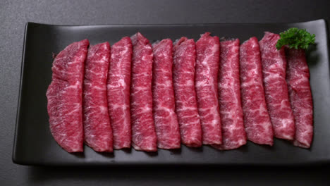 Frisches-Rindfleisch,-Roh-Geschnitten-Mit-Marmorierter-Textur,-Serviert-Für-Sukiyaki-Und-Shabu-Oder-Yakiniku