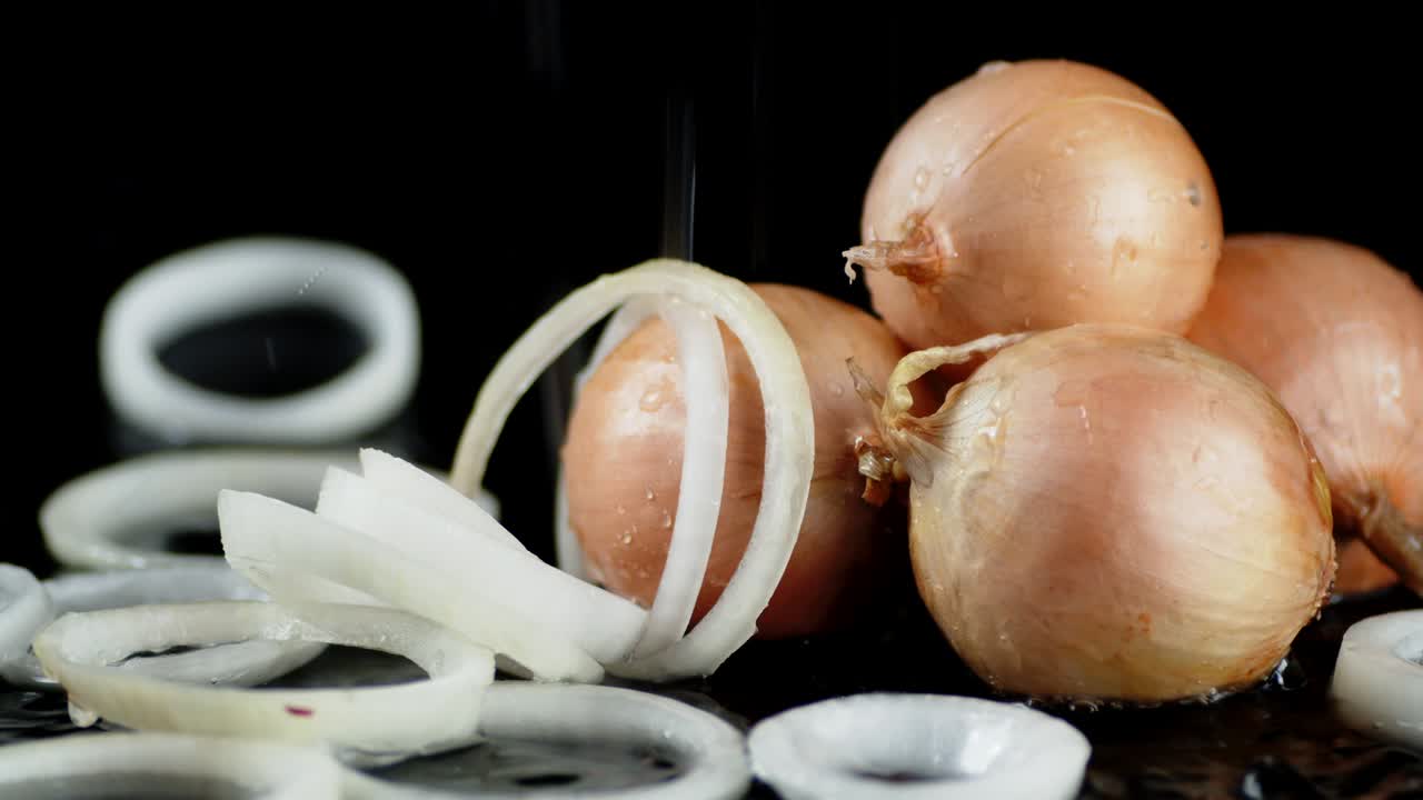 전체와 양파 반지에 물방울이 떨어집니다.