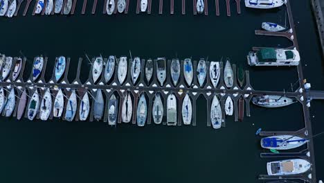 Ein-Langsamer-Pass-über-Segelboote-Am-Yachthafentag