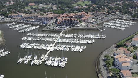 Drohnenaufnahmen-Der-Französischen-Hafenstadt-Capbreton-In-Der-Region-Aquitanien-Im-Süden-Frankreichs