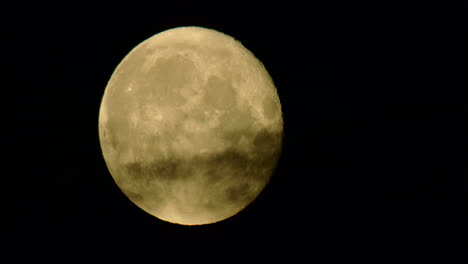 Vollmond-Wird-Von-Dunklen-Wolken-Bedeckt