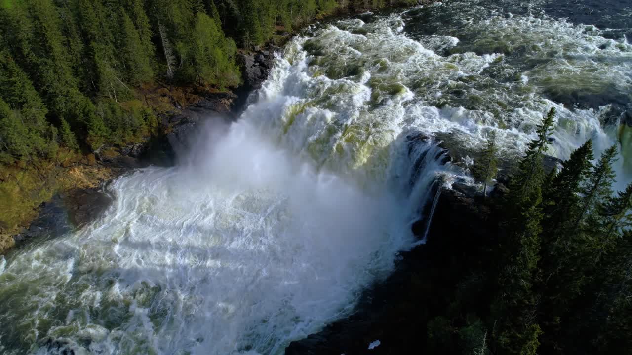 la cascada de ristafallet en la parte occidental de jamtland está catalogada como una de las cascadas más hermosas de suecia.