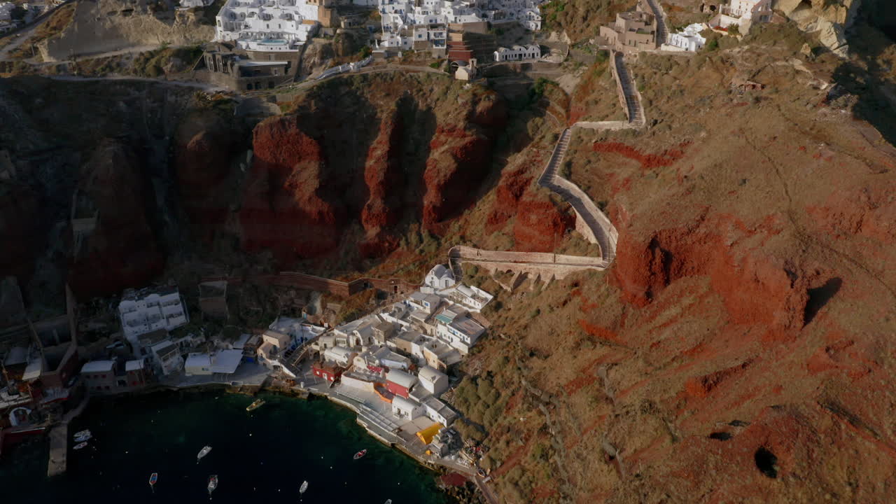 inclinación aérea revela toma de oia en santorini, grecia durante la puesta de sol, 4k prores