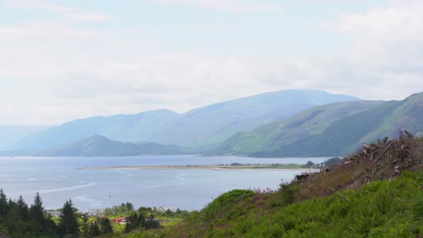 Vista-Sobre-La-Playa-De-Ardgour-En-Loch-Linnhe-Entre-El-Paisaje-Montañoso-De-Escocia-En-Un-Día-Nublado-Sin-Viento