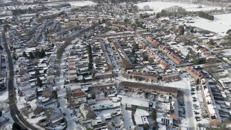 descripción aérea del hermoso barrio suburbano en invierno