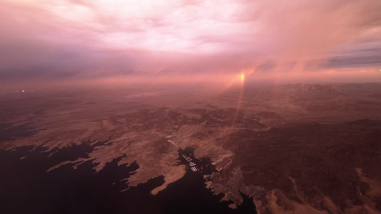 Luchtfoto van de Nevada-woestijn en de Colorado-rivier in de vroege ochtend. De prachtige rode woestijn vanuit het vliegtuig lijkt bijna op Mars