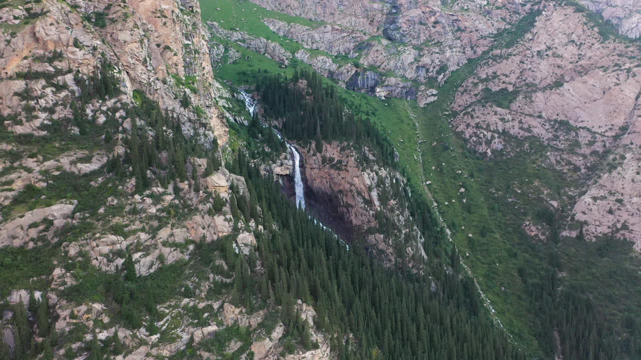 cañón de cuento de hadas y cascada barskoon