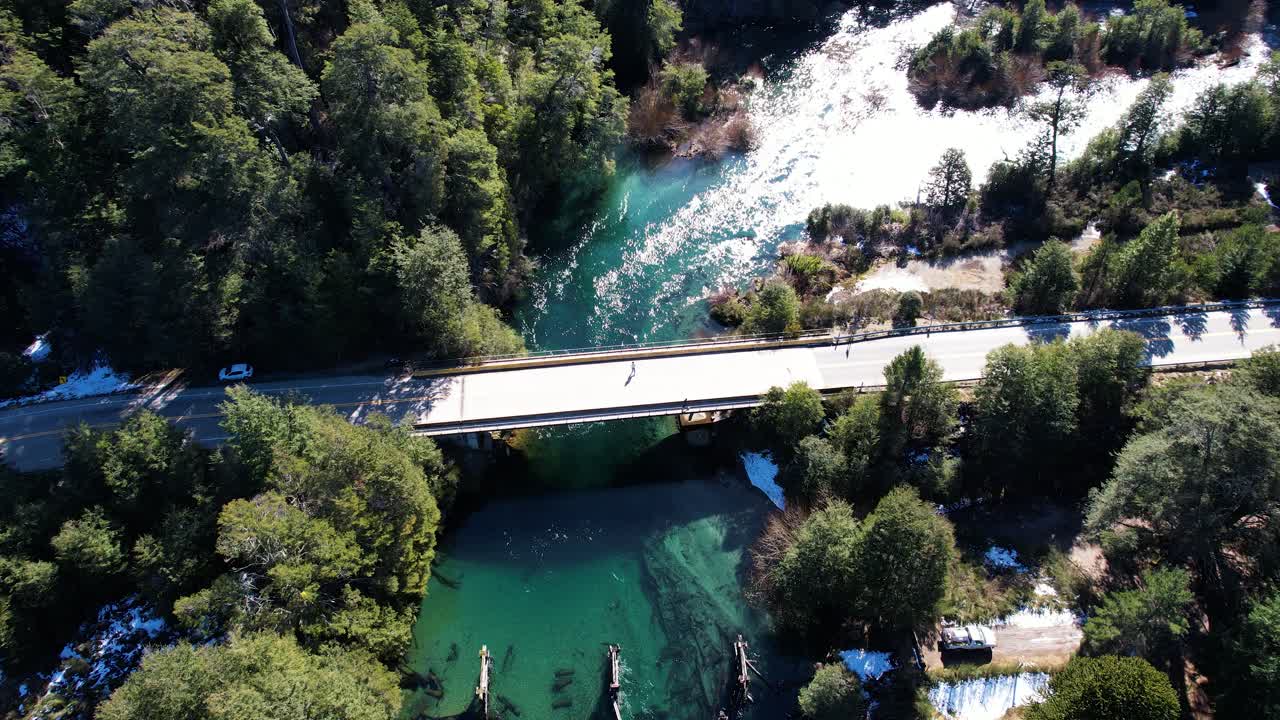 Ponte stradale di campagna su un maestoso fiume, vista aerea.