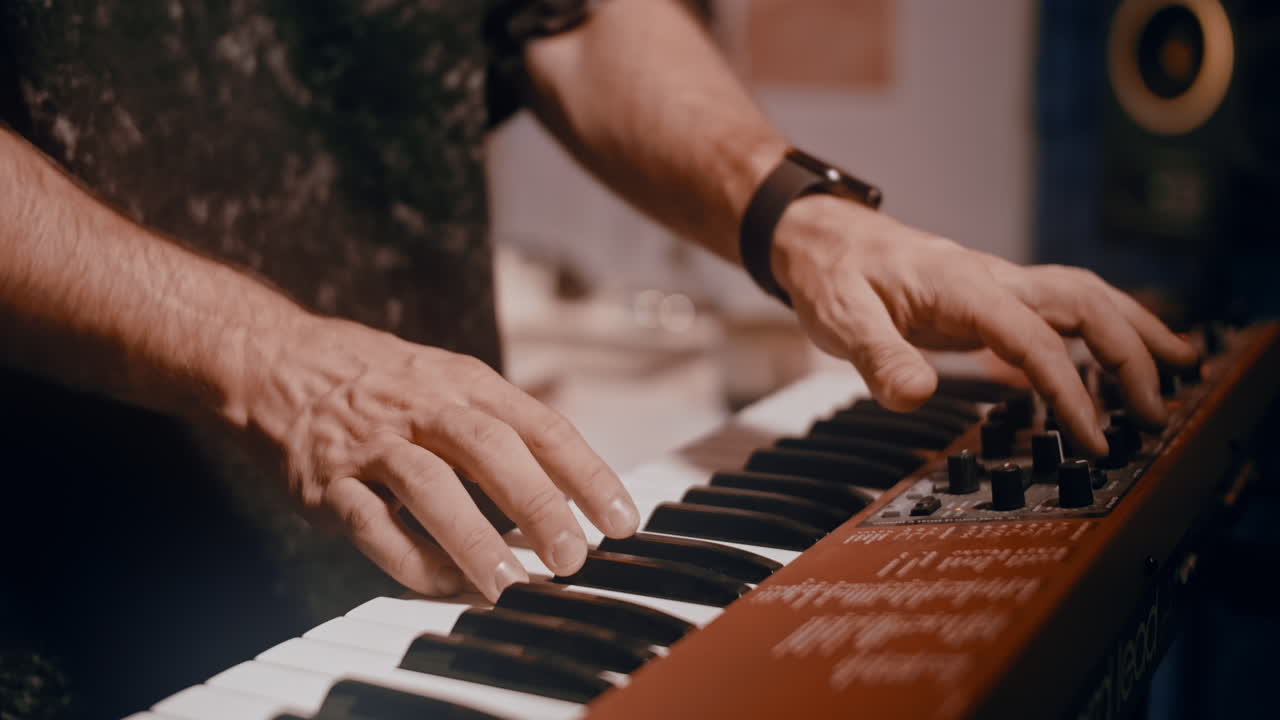 persona que toca el sintetizador