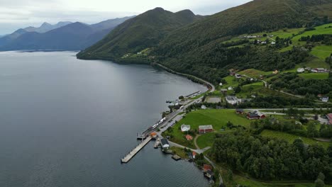 Antena-Sobre-El-Waterfont-De-Folkestad,-Noruega