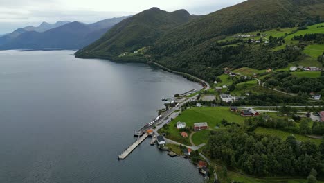 aérea sobre la fuente de agua de folkestad, noruega