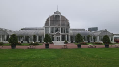 Front-View-Of-The-Palm-House-In-Tradsgardsforeningen-On-A-Gloomy-Day-In-Central-Gothenburg,-Sweden