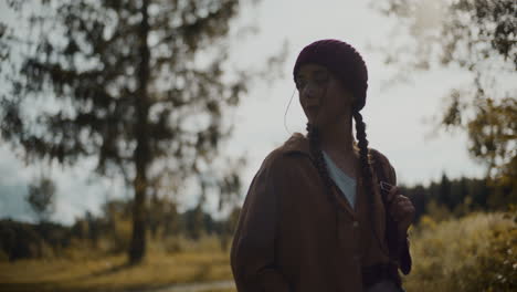 mujer con sombrero de punto y explorando el bosque