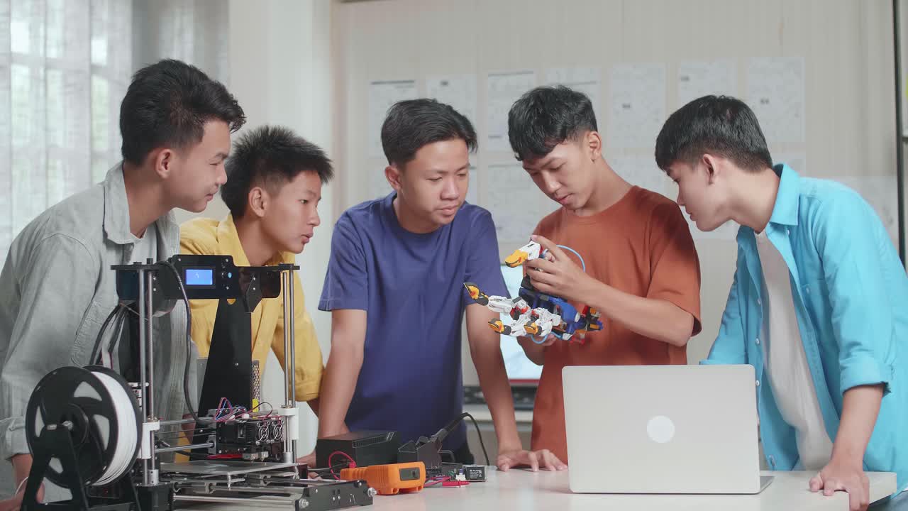 Học sinh hào hứng làm việc trong dự án robot với máy in 3D