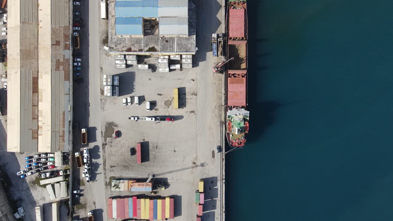 buques de carga portuarios