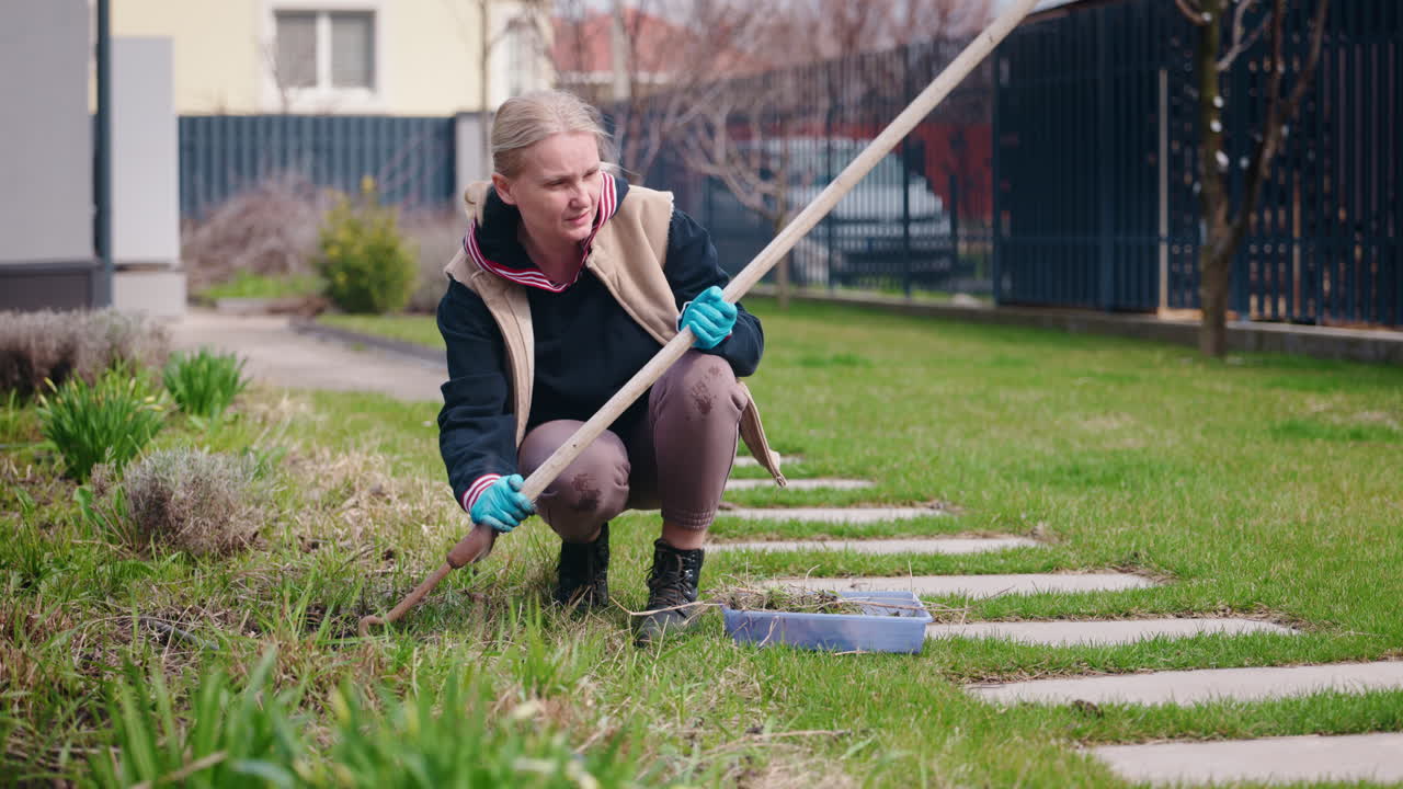 mujer jardinería en el patio trasero