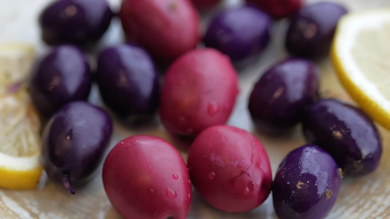 aceitunas mezcladas y limón