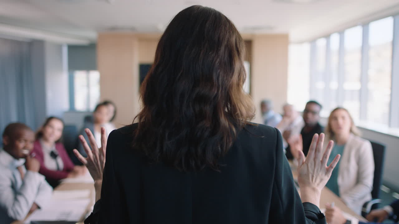 사무실에서 창의적인 아이디어를 공유하는 동료들과 프로젝트를 논의하는 비즈니스 여성 팀 리더 회의 계획 전략 4k