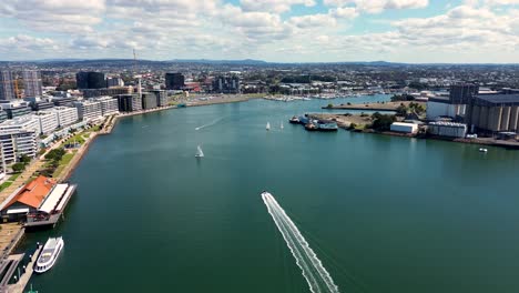 Drohnenantenne-Honeysuckle-Wharf-Newcastle-Harbour-Channel-Boat-Inlet-NSW-Reisetourismus-Carrington-Stockton-Hunter-River-Newcastle-Australien-4k