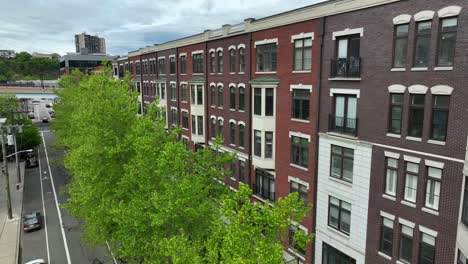 vida urbana y árboles verdes con el centro de manhattan revelan