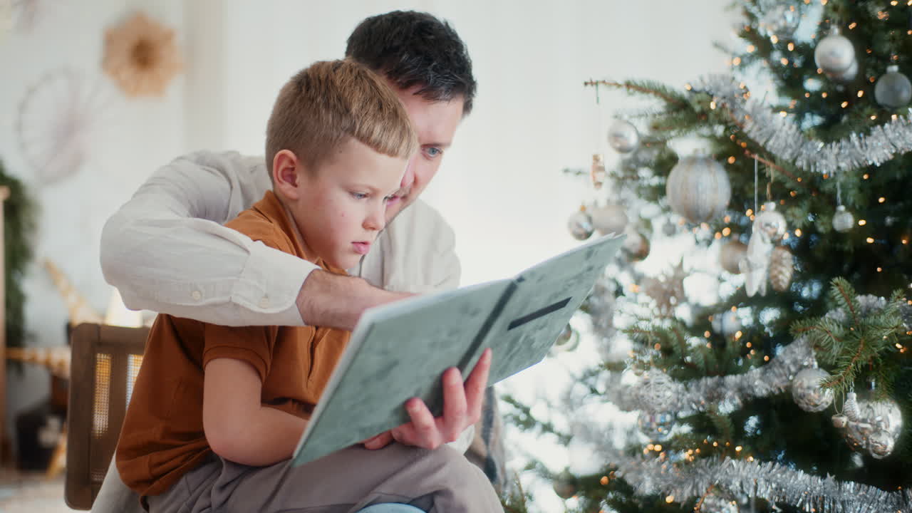 아버지 와 아들 이 크리스마스 에 함께 보내는 시간