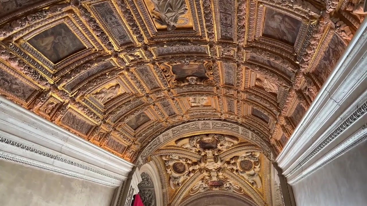 Udskæringer og malerier i guldrammer på et buet loft inde i Dogepaladset i Venedig, Italien
