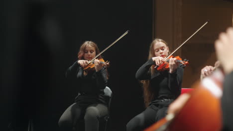 Konzert-Eines-Kleinen-Orchesters-Geigerinnen-Spielen-Musik-Junge-Professionelle-Musiker