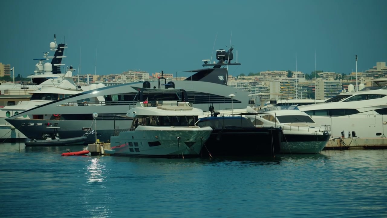 Imbarcazioni costose e superyacht ormeggiati in un porto nel sud della Francia, che rappresentano ricchezza e uno stile di vita di lusso.