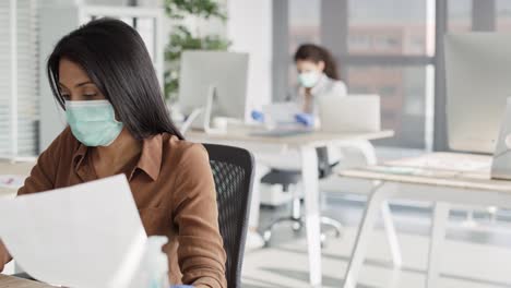 Tracking-Video-Der-Arbeit-In-Einem-Büro-Während-Einer-Pandemie