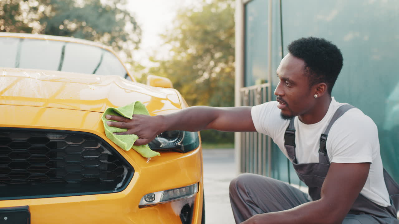 노란색 차를 는 남자