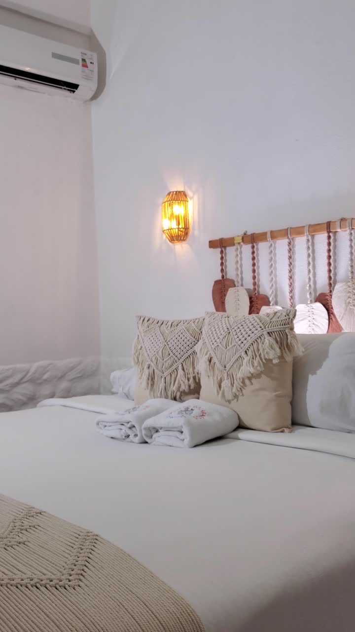 Primer plano elegante de un tejido de macramé artesanal que realza el ambiente cálido y tranquilo de una habitación de hotel minimalista.