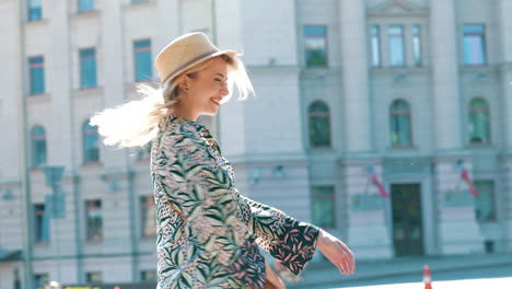 mujer elegante disfrutando de un día en la ciudad
