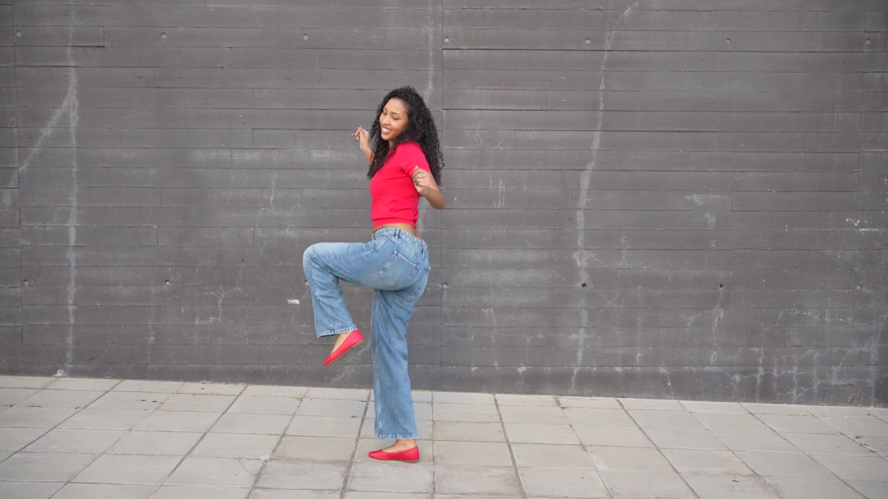 Posa di danza gioiosa ambientata su uno sfondo urbano vibrante, pieno di colore e vita.