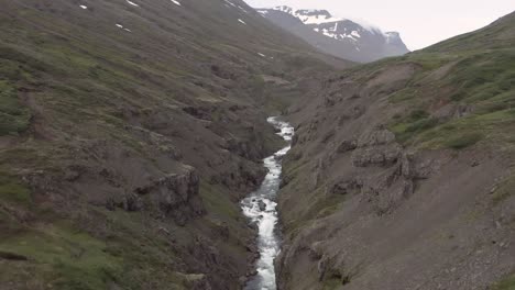 Wilde-Isländische-Landschaft-Im-Fagridalur-tal-Von-Oben-Gesehen-Mit-Weißen-Stromschnellen