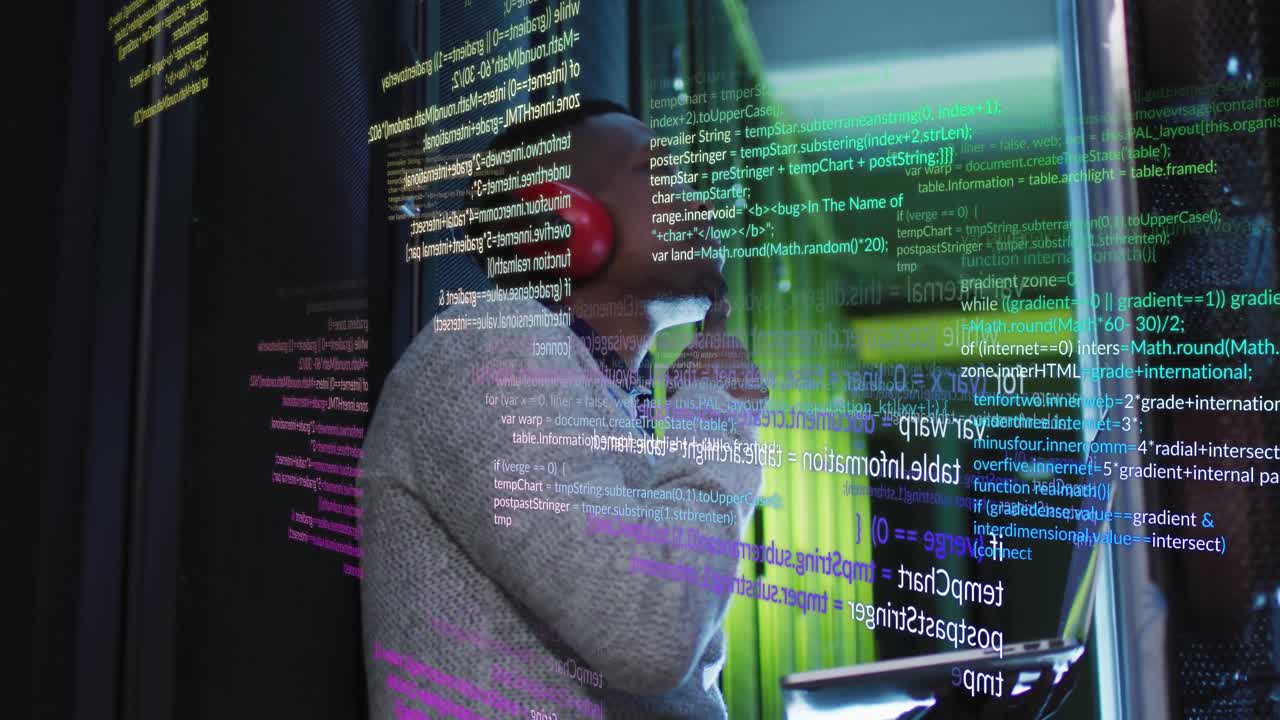 animazione dell'elaborazione dei dati su un ingegnere afroamericano con un portatile nella sala server.
