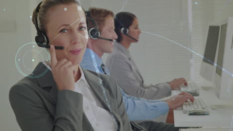 animación de la red de conexiones a través de personas de negocios que usan auriculares telefónicos