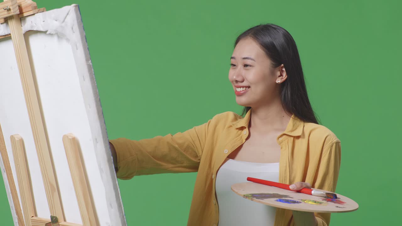 엄지손가락을 올리는 여성 예술가