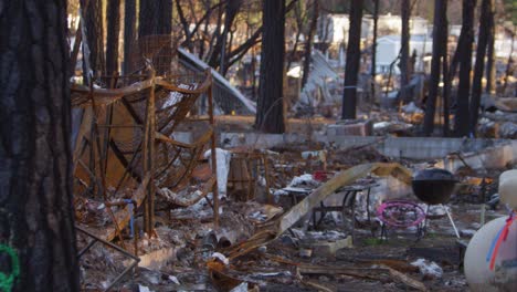 Estableciendo-Tomas-De-La-Destrucción-Del-Paraíso,-California-Después-Del-Incendio-Del-Campamento-6