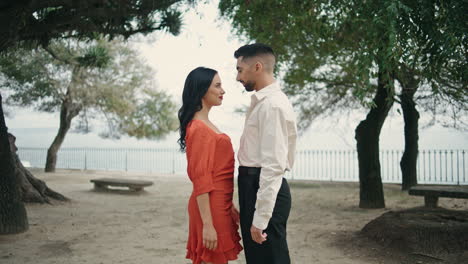 Dos-Amantes-Que-Se-Encuentran-Al-Aire-Libre-En-Una-Cita-Romántica.-Pareja-Feliz-De-Pie-En-El-Parque-De-La-Ciudad