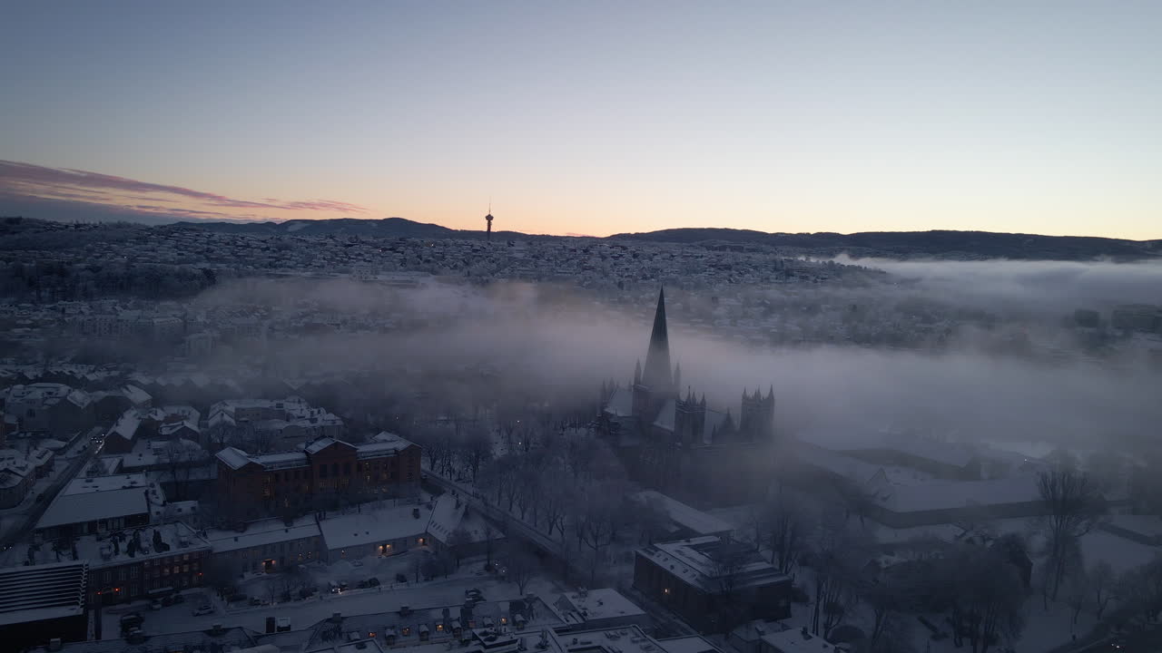 panorama de la catedral de nidaros cubierta de niebla ligera en trondheim, noruega