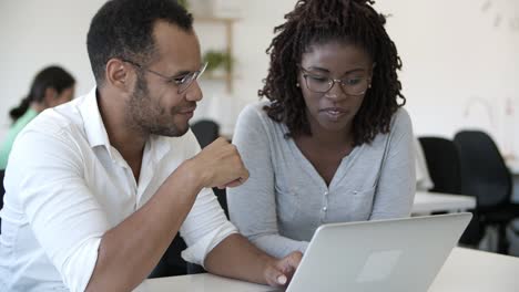 Slow-motion-shot-of-two-colleagues-discussing-business-question