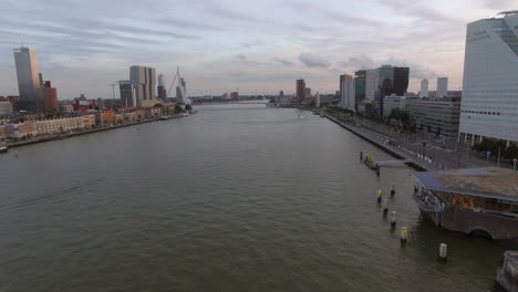 Vista-Aérea-Del-Paisaje-Urbano-Con-Edificios-Modernos-En-El-Río-Contra-El-Cielo-Nublado-Rotterdam,-Países-Bajos