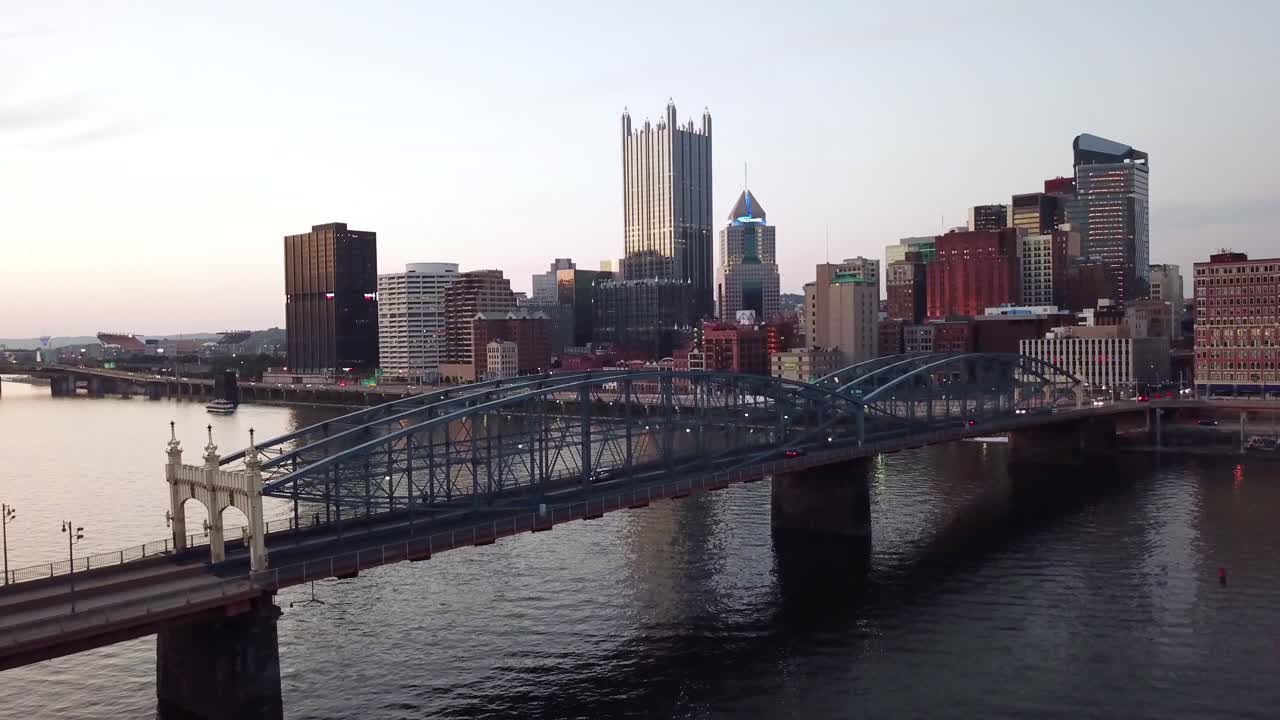 Splendida ripresa aerea notturna dello skyline del centro di Pittsburgh, Pennsylvania