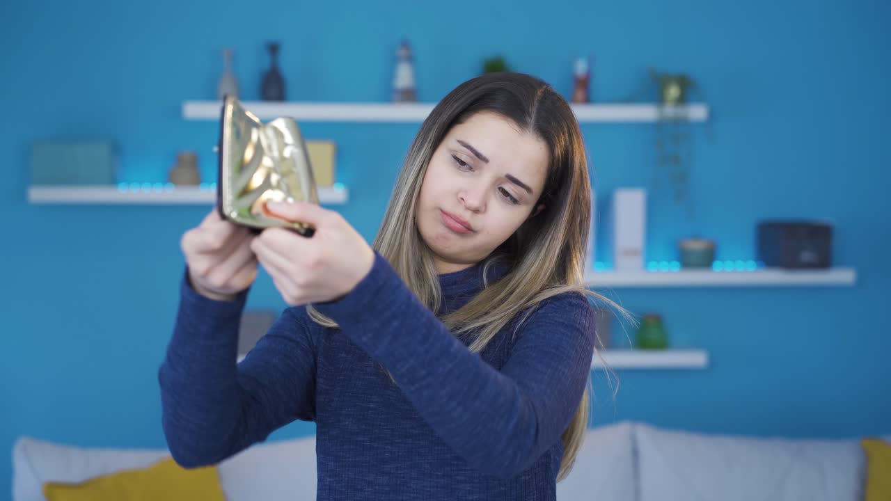 젊은 여성은 재정적 어려움을 겪고 있습니다. 빈곤.