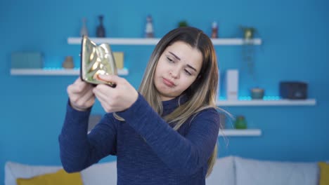 la joven está experimentando dificultades financieras, pobreza.